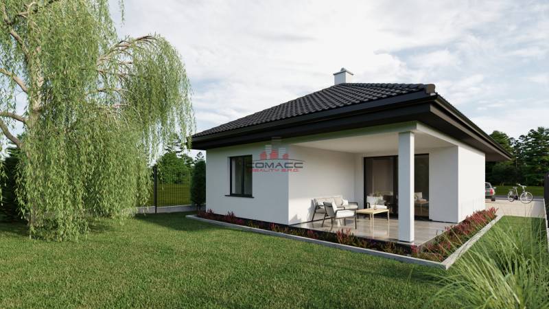 4 iz Novostavba ( Pánske niva) Hlohovec  - Rodinný dom s terasou na ulici Pánska niva, obklopený zeleným trávnikom a stromami.