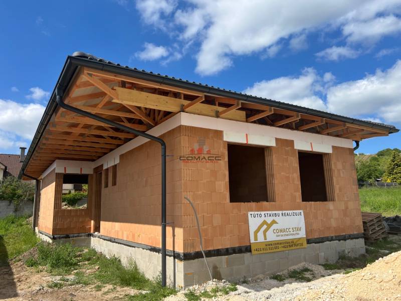 4 iz Novostavba ( Pánske niva) Hlohovec  - Rodinný dom vo výstavbe na Pánskej nive v Hlohovci, s hrubou tehlovou stavbou.