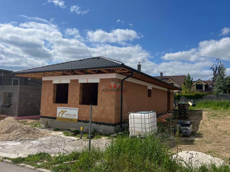 4 iz Novostavba ( Pánske niva) Hlohovec  - Rodinný dom vo výstavbe na Pánskej nive v Hlohovci, tehlová konštrukcia, šikmá strecha.