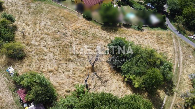 SLNEČNÝ POZEMOK V SRDCI BANSKEJ ŠTIAVNICE, 2 000 M2   - Letecký pohľad na pozemky pre bývanie na ulici SNP v Banskej Štiavnici.