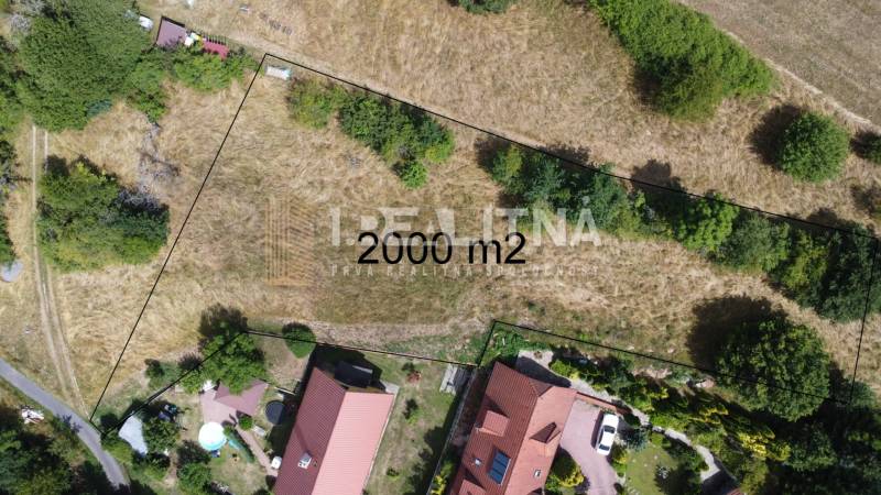 SLNEČNÝ POZEMOK V SRDCI BANSKEJ ŠTIAVNICE, 2 000 M2   - Letecký pohľad na pozemok 2000 m² vhodný na bývanie v Banskej Štiavnici na ulici SNP.