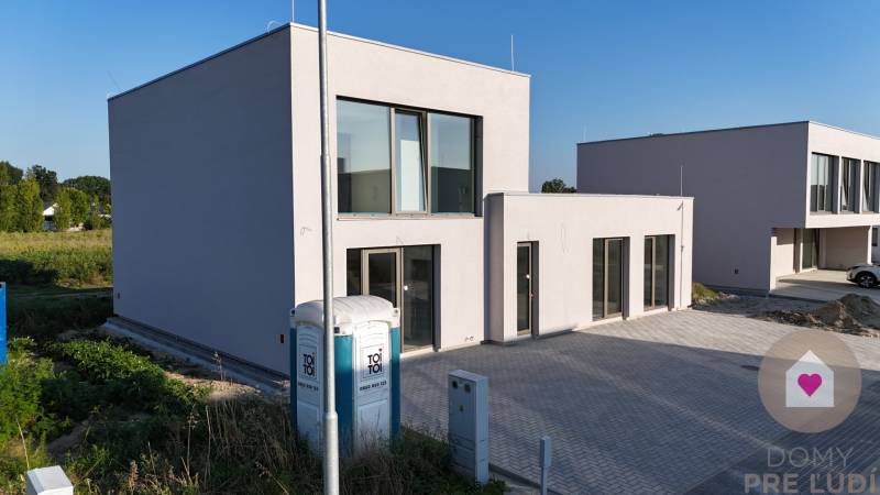 Kráľova pri SENCI-Novostavba 2-podlažného RD s hlinikovými oknami - Rodinný dom na Réckej ulici v Kráľovej pri Senci s betónovou dlažbou a átriom.