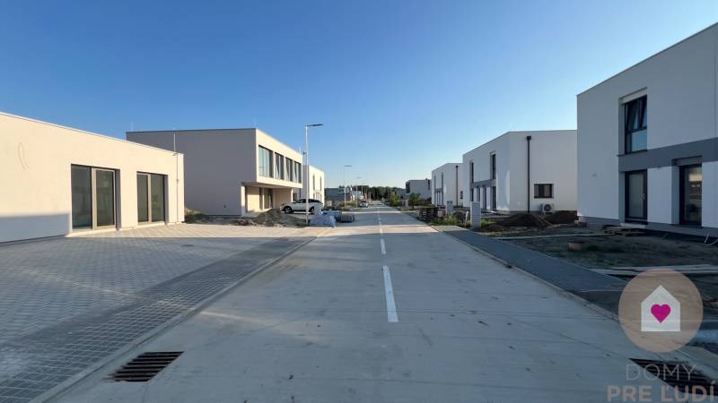 Kráľova pri SENCI-Novostavba 2-podlažného RD s hlinikovými oknami - Výstavba rodinných domov na Réckej ulici v Kráľovej pri Senci, moderná štvrť.