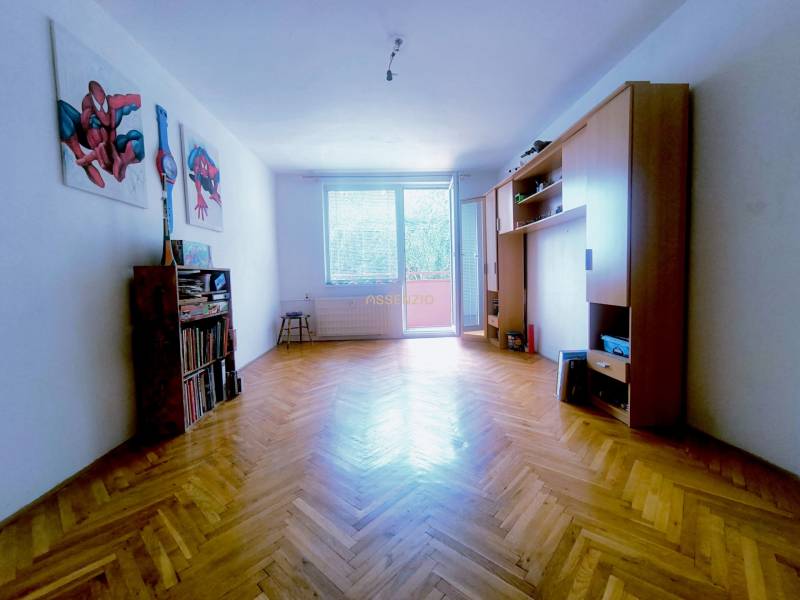 - PREDAJ, 3 IZBOVÝ BYT 82m2, M.R.ŠTEFÁNIKA, LEVICE - Obývacia izba v 3-izbovom byte s parketami, nábytkom a dekoráciami na stene.
