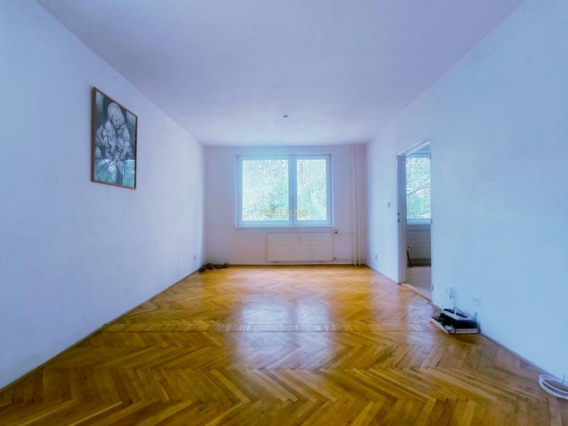  - PREDAJ, 3 IZBOVÝ BYT 82m2, M.R.ŠTEFÁNIKA, LEVICE - Priestranná miestnosť s drevenou podlahou a obrazom na stene v 3-izbovom byte.
