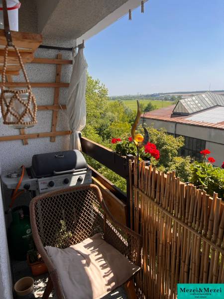 Predaj 3 izbový - Pezinok - Balkón 3-izbového bytu s posedením, grilom a výhľadom na zeleň v Pezinku.