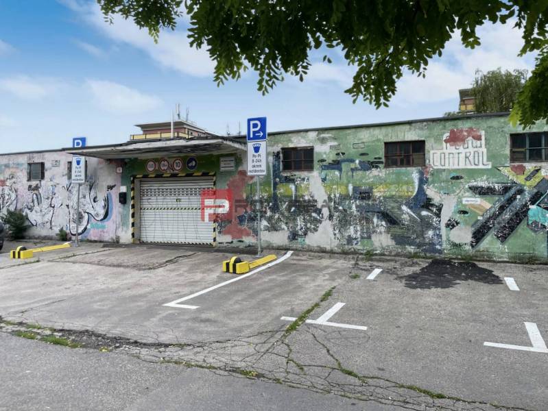Prenájom garáže v garážovom dome, Pionierska, Bratislava - Nové Mesto - Garáže na Pionierskej ulici v Bratislave III s graffiti a parkoviskom.