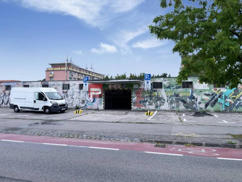 Prenájom garáže v garážovom dome, Pionierska, Bratislava - Nové Mesto - Garáže na Pionierskej ulici v Bratislave III s farebným grafitovým dizajnom na stenách.