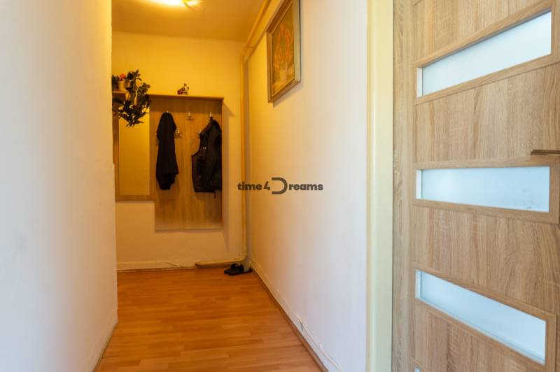 NA PREDAJ: 2 izb.byt v širšom centre + ŠATNIK + PIVNICA - Chodba s drevenou podlahou a vešiakom v 2-izbovom byte.