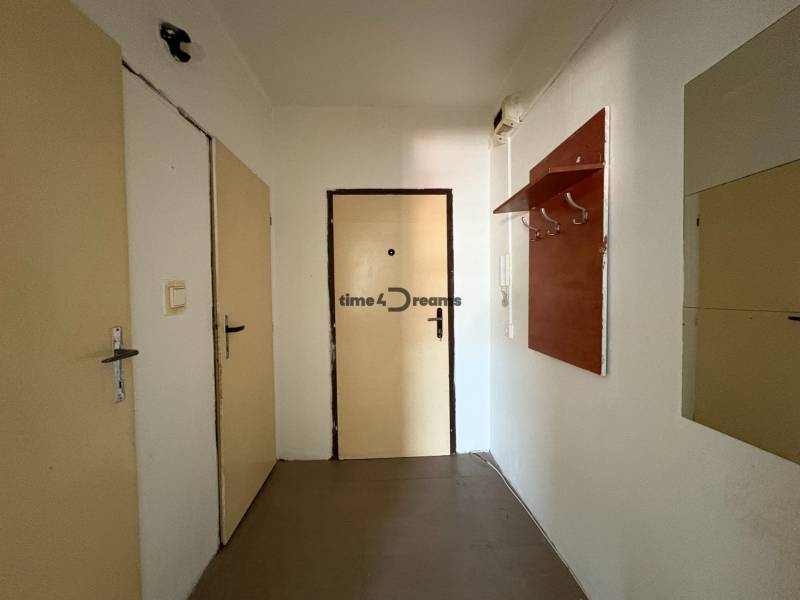 Na predaj: Garsonka s výhľadom + PIVNICA  - Vstupná hala v garsónke s vešiakom a zrkadlom na stene.