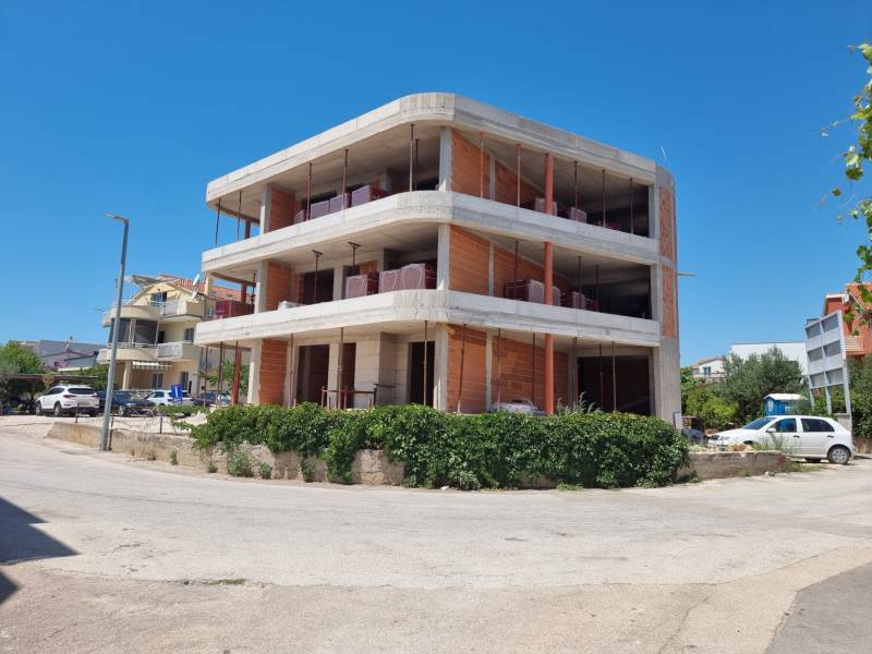 CHORVÁTSKO - Apartmány 140 m od pláže (3i) - VODICE - Nedokončená budova so železobetónovou a tehlovou konštrukciou v meste Vodice.