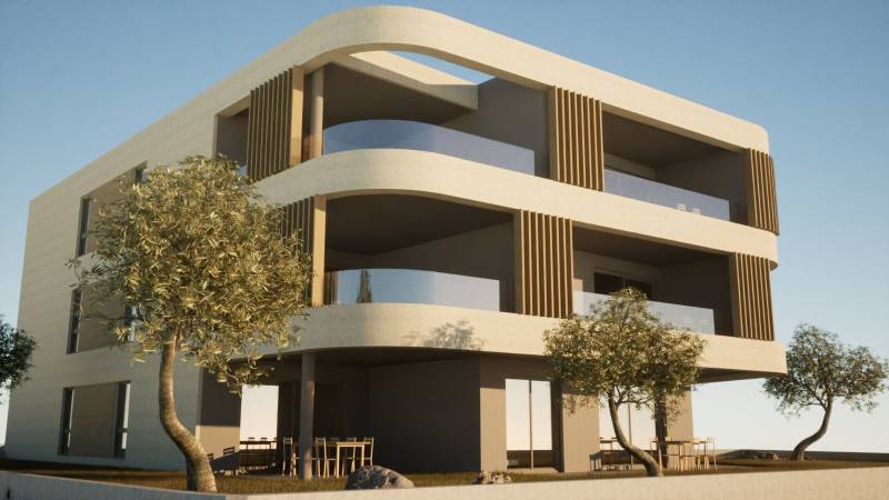 CHORVÁTSKO - Apartmány 140 m od pláže (3i) - VODICE - Dvojposchodová budova s balkónmi, stromami a exteriérovým sedením v blízkosti 3-izbových bytov v Vodiciach.