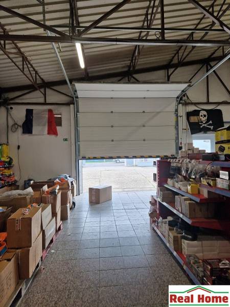 PRENÁJOM: HALA,OBCHODNÝ PRIESTOR 408 m2 v uzatvorenom areáli  - Šamorínska ulica, sklady a haly plné tovaru s otvorenými skladovými bránami.