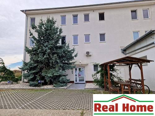 PRENÁJOM: HALA,OBCHODNÝ PRIESTOR 408 m2 v uzatvorenom areáli  - Budova na Šamorínskej ulici s parkovaním, spojená s kanceláriou Real Home. Sklady a haly.