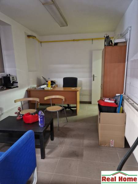 PRENÁJOM: HALA,OBCHODNÝ PRIESTOR 408 m2 v uzatvorenom areáli  - Kancelária na Šamorínskej s nábytkom, obsahuje stôl, police a kancelárske potreby.