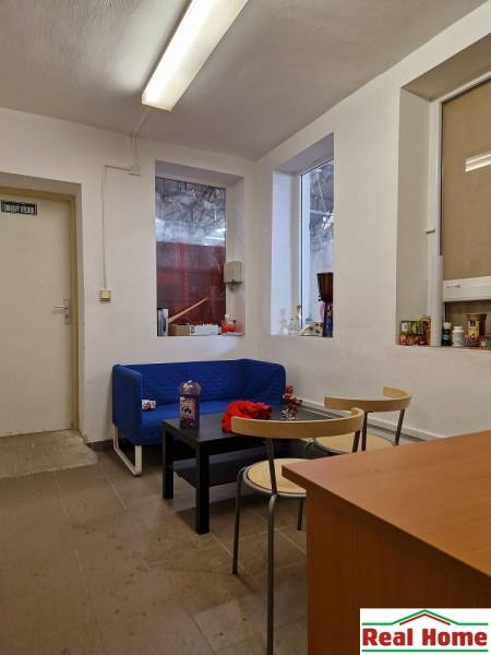 PRENÁJOM: HALA,OBCHODNÝ PRIESTOR 408 m2 v uzatvorenom areáli  - Priestor na ulici Šamorínska so sedačkou, stolíkmi a úložnými priestormi, vhodný pre sklady.