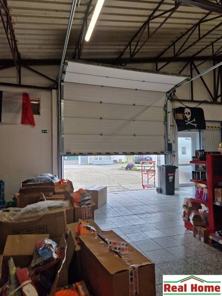 PRENÁJOM: HALA,OBCHODNÝ PRIESTOR 408 m2 v uzatvorenom areáli  - Sklady a haly s otvorenou bránou na ulici Šamorínska, krabice naskladané vo vnútri.