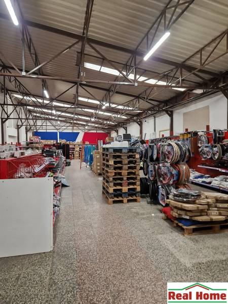 PRENÁJOM: HALA,OBCHODNÝ PRIESTOR 408 m2 v uzatvorenom areáli  - Sklady a haly na ulici Šamorínska, plné uskladneného tovaru a paliet.