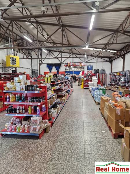 PRENÁJOM: HALA,OBCHODNÝ PRIESTOR 408 m2 v uzatvorenom areáli  - Vo veľkom sklade na ulici Šamorínska sú regály so širokým výberom produktov.