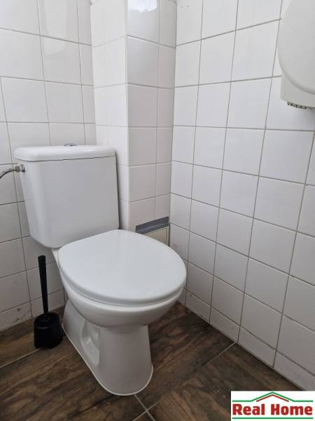 PRENÁJOM: HALA,OBCHODNÝ PRIESTOR 408 m2 v uzatvorenom areáli  - Kúpeľňa na ulici Šamorínska so základným vybavením a dlažbou, vhodná pre sklady a haly.