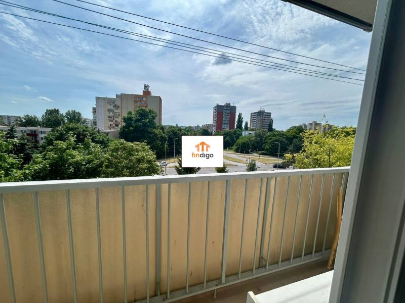 2 - izbový byt - Nitra - Dlhá ul. - na prenájom - Pohľad z balkóna 2-izbového bytu na Dlhej ulici v Nitre s výhľadom na zeleň.