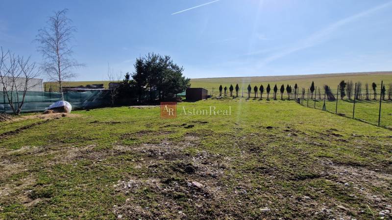 AstonReal: ponúkame na predaj pozemok o výmere 1 000 m2 - Malý Slavkov - Pozemok na predaj o veľkosti 1 000 m² v Malom Slavkove - bývanie.