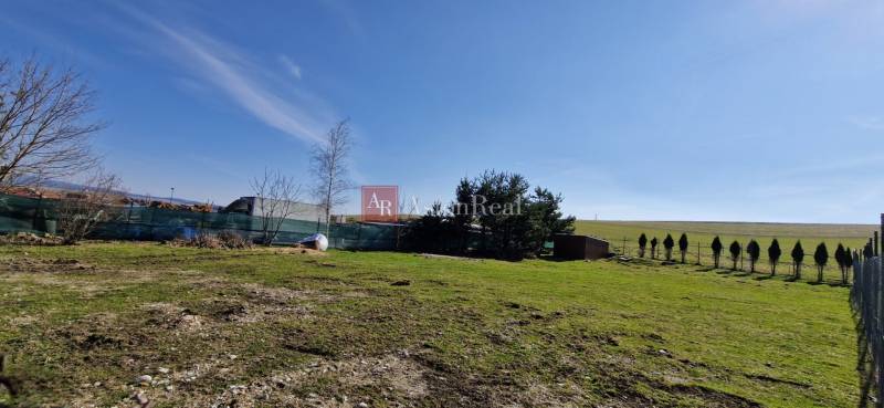 AstonReal: ponúkame na predaj pozemok o výmere 1 000 m2 - Malý Slavkov - V Malom Slavkove sú na pozemku určenom na bývanie stromy a tráva, oplotený pozemok.