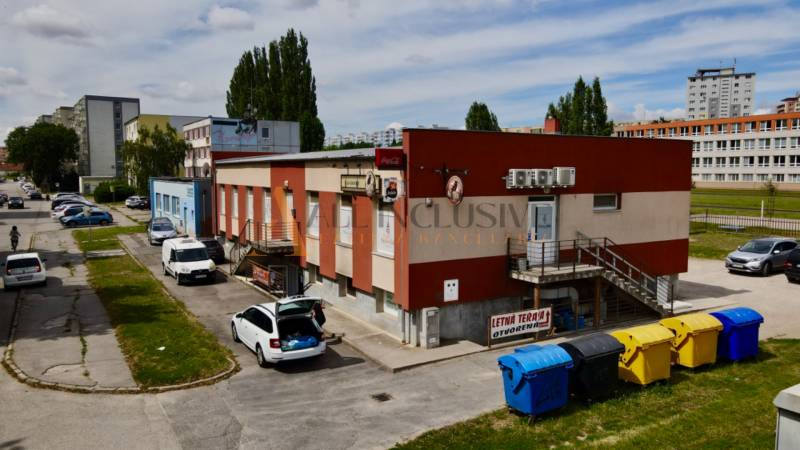 INVESTIČNÝ KOMERČNÝ OBJEKT | TOPOĽČANY  - Obchodné priestory na ulici Janka Matušku v Topoľčanoch, parkovisko a odpadové kontajnery.