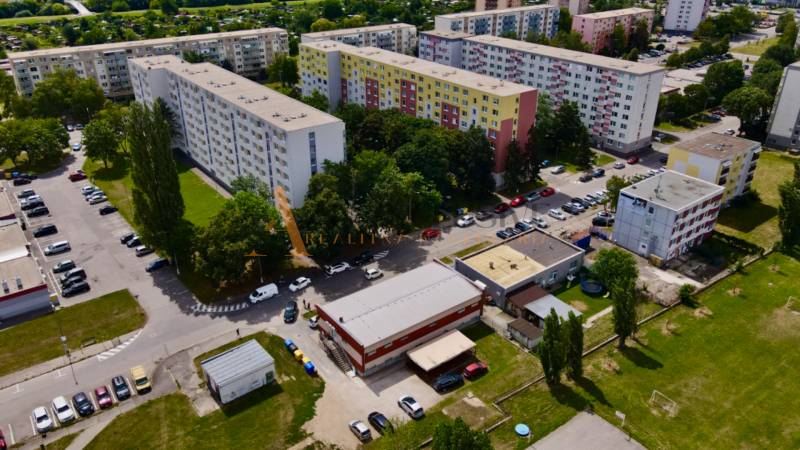 INVESTIČNÝ KOMERČNÝ OBJEKT | TOPOĽČANY  - Sídlisko a obchodné priestory v Topoľčanoch na ulici Janka Matušku.