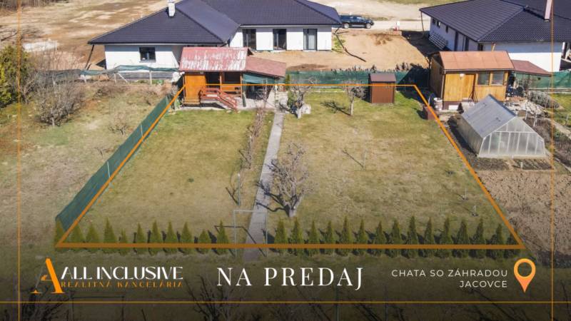 ÚTULNÁ CHATKA SO ZÁHRADOU | JACOVCE  - Záhrada s chatou obklopená stromami a skleníkom na ulici Jacovce na predaj.
