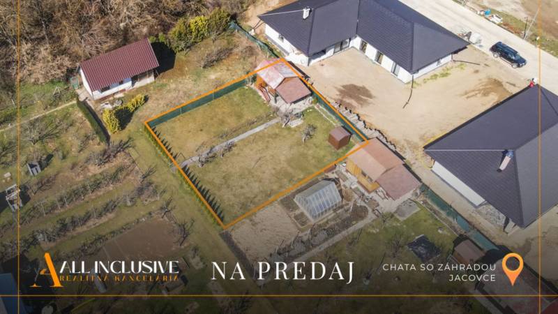 ÚTULNÁ CHATKA SO ZÁHRADOU | JACOVCE  - Letecký pohľad na Chatu so záhradou na predaj, Jacovce, oplotený pozemok.
