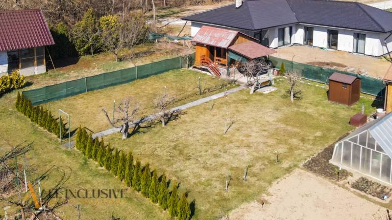 ÚTULNÁ CHATKA SO ZÁHRADOU | JACOVCE  - Záhrada s chatou, skleníkom, trávnikom, ovocnými stromami na ulici Jacovce.