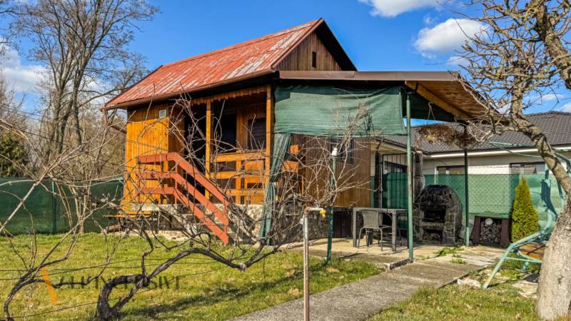 ÚTULNÁ CHATKA SO ZÁHRADOU | JACOVCE  - Drevená chata na ulici Jacovce, obklopená záhradou a zariadením na príjemný odpočinok.