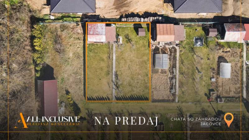ÚTULNÁ CHATKA SO ZÁHRADOU | JACOVCE  - Letecký pohľad na chatu so záhradou na predaj na ulici Jacovce.