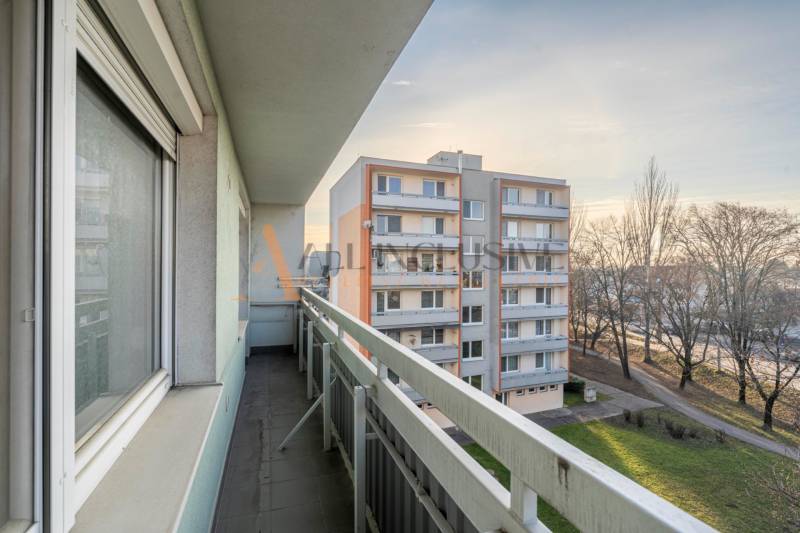 PRIESTRANNÝ 3 IZBOVÝ BYT NA DOBREJ ADRESE | PIEŠŤANY  - Balkón s výhľadom na udržiavanú zeleň pri 3-izbovom byte na Gaštanovej v Piešťanoch.