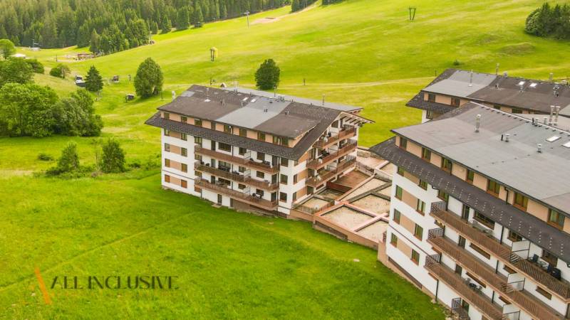 PRIESTRANNÝ 3 IZBOVÝ BYT S TERASOU | DONOVALY  - Bytové budovy uprostred zelenej krajiny na ulici Panorama v Donovaloch.