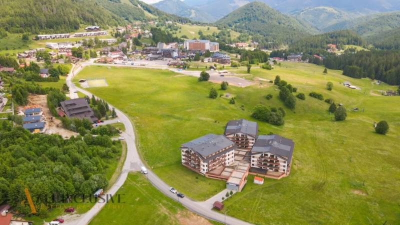 PRIESTRANNÝ 3 IZBOVÝ BYT S TERASOU | DONOVALY  - Letecký pohľad na okolie Panorama v Donovaloch, 3-izbové byty uprostred zelene.