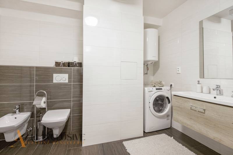PRIESTRANNÝ 3 IZBOVÝ BYT S TERASOU | DONOVALY  - Kúpeľňa v 3-izbovom byte; zahŕňa bidet, toaletu, umývadlo a práčku.