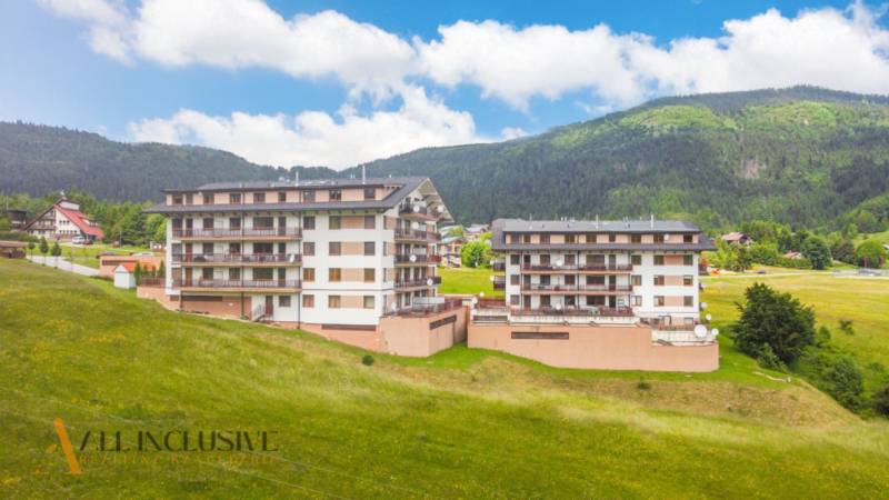 PRIESTRANNÝ 3 IZBOVÝ BYT S TERASOU | DONOVALY  - Budovy na panoramatickej ulici v Donovaloch, vhodné pre 3-izbový byt uprostred prírody.