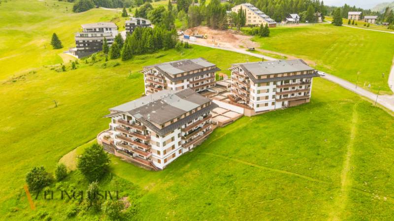 PRIESTRANNÝ 3 IZBOVÝ BYT S TERASOU | DONOVALY  - Apartmány pri ulici Panorama v Donovaloch obklopené zelenými lúkami a lesmi.