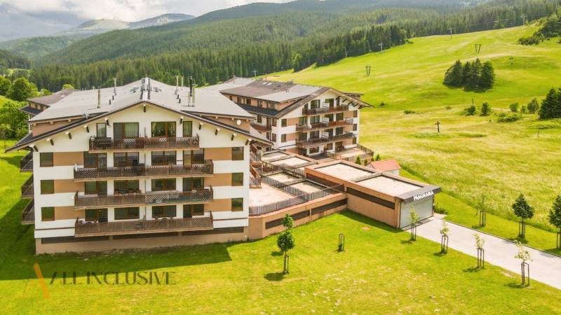 PRIESTRANNÝ 3 IZBOVÝ BYT S TERASOU | DONOVALY  - Apartmánové komplexy s výhľadom na zelené okolie a lesy na ulici Panorama v Donovaloch.