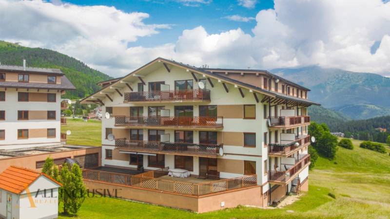 PRIESTRANNÝ 3 IZBOVÝ BYT S TERASOU | DONOVALY  - Budova s balkónmi a horským výhľadom na ulici Panorama, Donovaly, vhodná na 3-izbový byt.