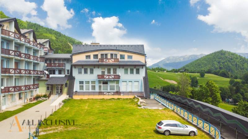 2 IZBOVÝ BYT S PANORAMATICKÝM VÝHĽADOM NA DONOVALY - Apartmánové budovy na Šafránovej ulici v Donovaloch obklopené zeleňou a horami.