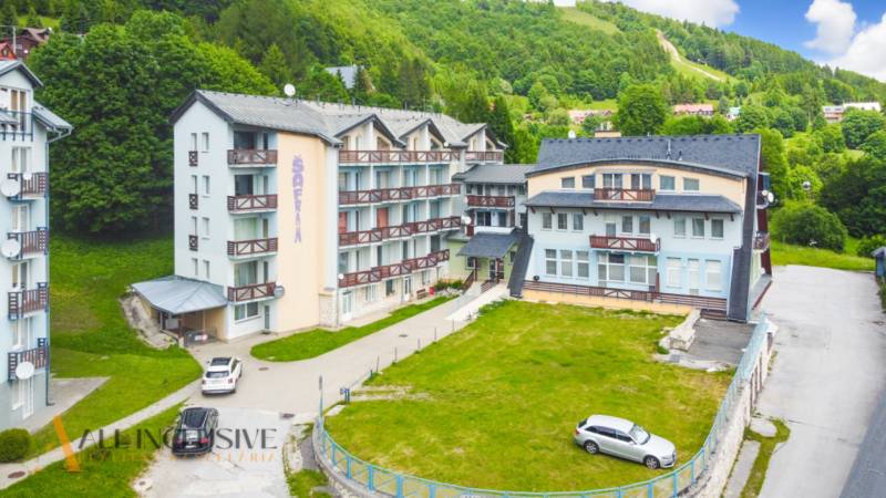 2 IZBOVÝ BYT S PANORAMATICKÝM VÝHĽADOM NA DONOVALY - Bytový komplex Šafrán v Donovaloch obklopený zeleňou a parkoviskom.