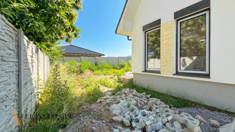 NOVINKA!!! MODERNÉ NOVOSTAVBY NA KĽÚČ | ZLATÉ MORAVCE  - Rodinný dom na Vajanského ulici v Zlatých Moravciach obklopený záhradou s plotom.