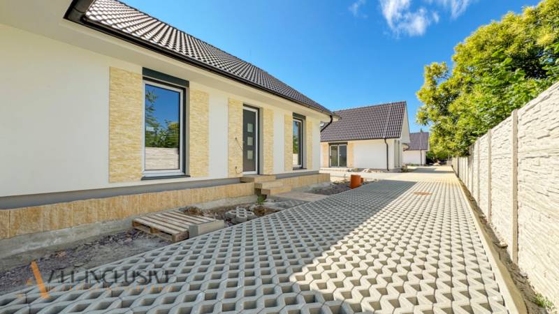 NOVINKA!!! MODERNÉ NOVOSTAVBY NA KĽÚČ | ZLATÉ MORAVCE  - Rodinný dom na Vajanského ulici v Zlatých Moravciach s dláždeným dvorom.