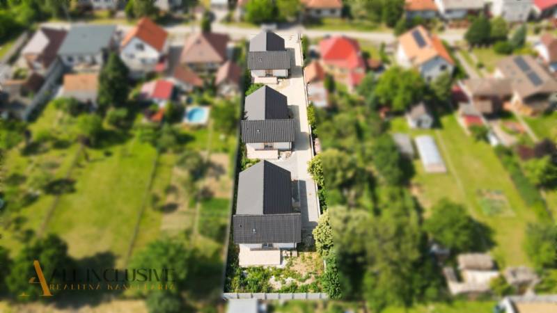 NOVINKA!!! MODERNÉ NOVOSTAVBY NA KĽÚČ | ZLATÉ MORAVCE  - Letecký pohľad na štyri rodinné domy na Vajanského ulici v Zlatých Moravciach.