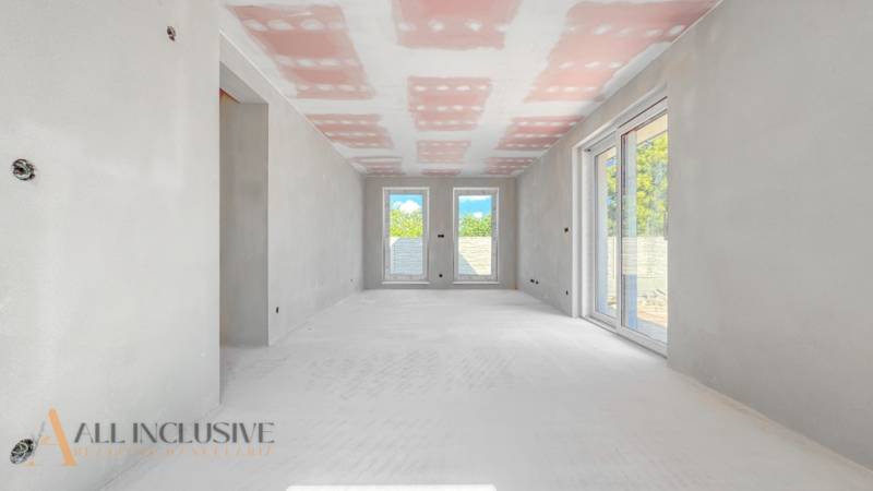 NOVINKA!!! MODERNÉ NOVOSTAVBY NA KĽÚČ | ZLATÉ MORAVCE  - Priestranná miestnosť v Rodinnom dome s veľkými oknami a nedokončenými stenami.