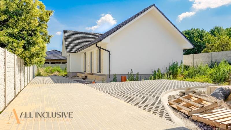 NOVINKA!!! MODERNÉ NOVOSTAVBY NA KĽÚČ | ZLATÉ MORAVCE  - Rodinný dom na Vajanského ulici v Zlatých Moravciach obklopený zeleňou a chodníkom.