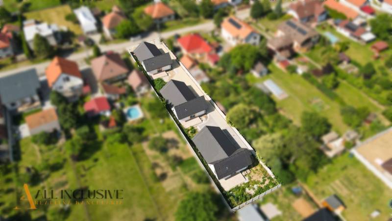 NOVINKA!!! MODERNÉ NOVOSTAVBY NA KĽÚČ | ZLATÉ MORAVCE  - Rodinné domy na Vajanského ulici v Zlatých Moravciach obklopené zeleňou a susednými domami.